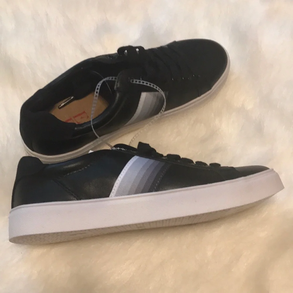 Ellen DeGeneres patrina sneakers.